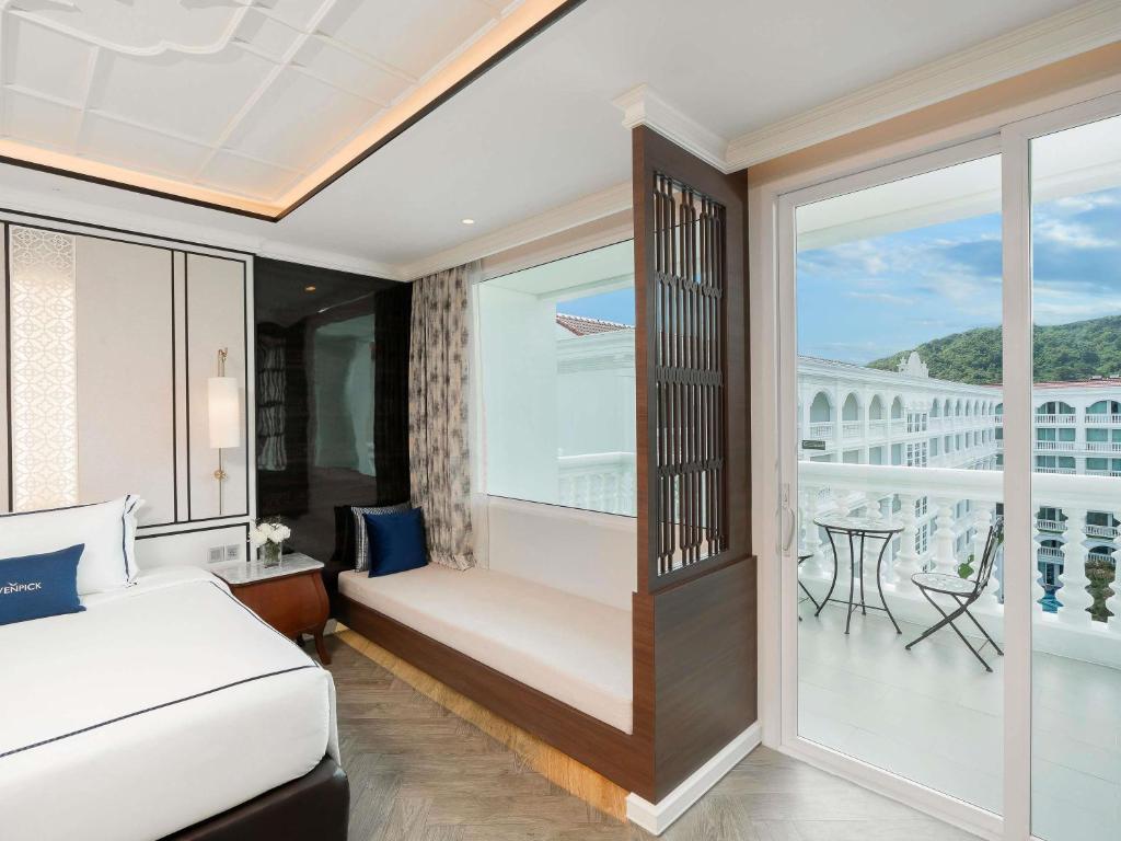 Postel nebo postele na pokoji v ubytování Mövenpick Myth Hotel Patong Phuket