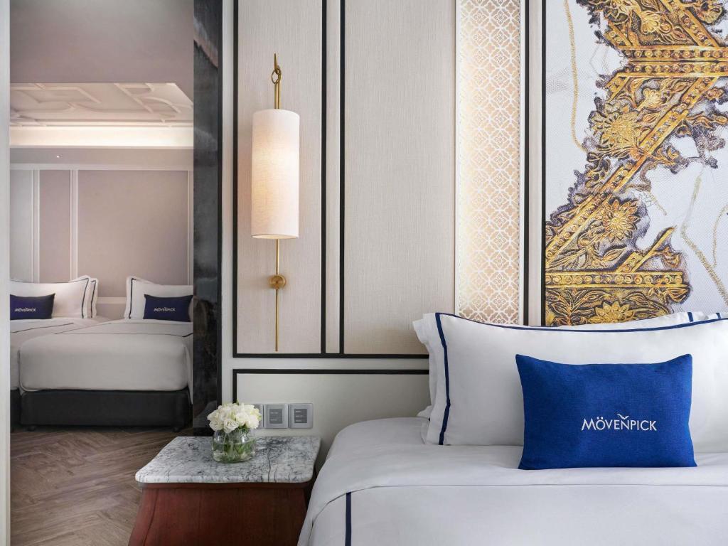 Postel nebo postele na pokoji v ubytování Mövenpick Myth Hotel Patong Phuket