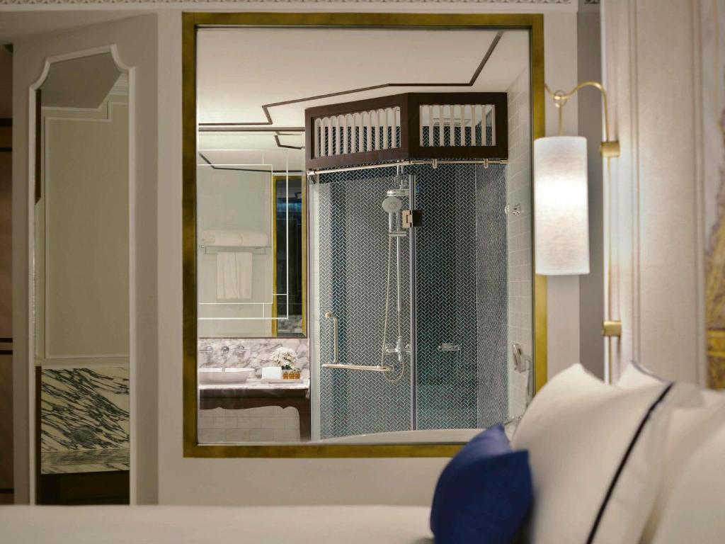 Koupelna v ubytování Mövenpick Myth Hotel Patong Phuket