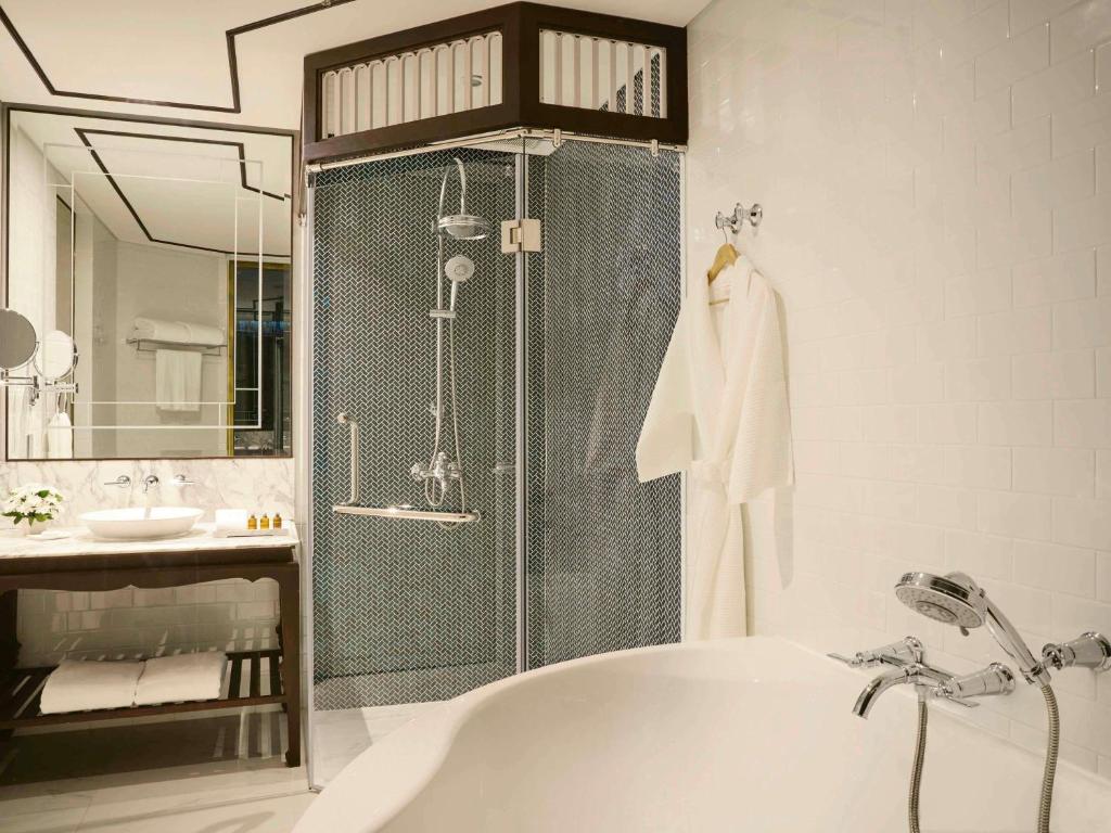 Koupelna v ubytování Mövenpick Myth Hotel Patong Phuket