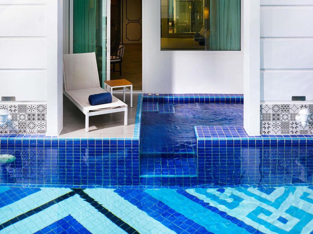 Bazén v ubytování Mövenpick Myth Hotel Patong Phuket nebo v jeho okolí