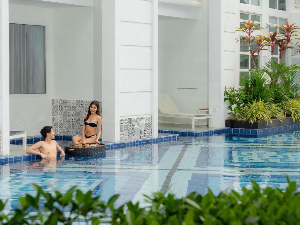 Bazén v ubytování Mövenpick Myth Hotel Patong Phuket nebo v jeho okolí