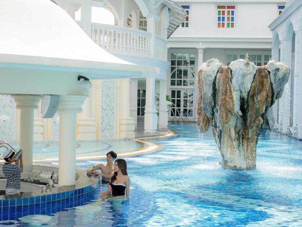 Bazén v ubytování Mövenpick Myth Hotel Patong Phuket nebo v jeho okolí