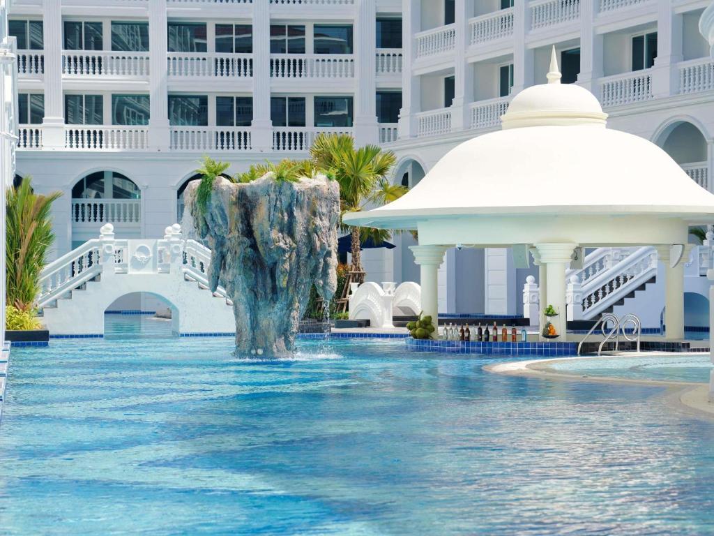 Bazén v ubytování Mövenpick Myth Hotel Patong Phuket nebo v jeho okolí