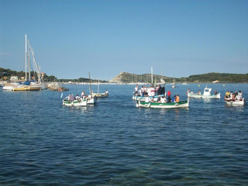 Un groupe de personnes dans des bateaux dans l'eau dans l'établissement Dans Villa SUPERBE T2 INDEPENDANT, à Six-Fours-les-Plages
