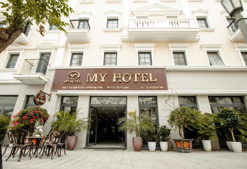un hotel con un cartel que lee mi hotel en My Hotel Hạ Long, en Ha Long