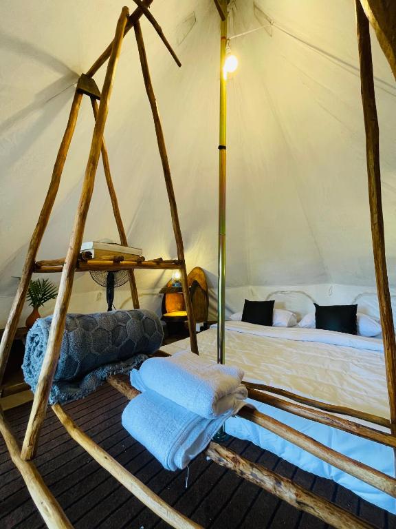Postel nebo postele na pokoji v ubytování Ella Heaven View Glamping Tent