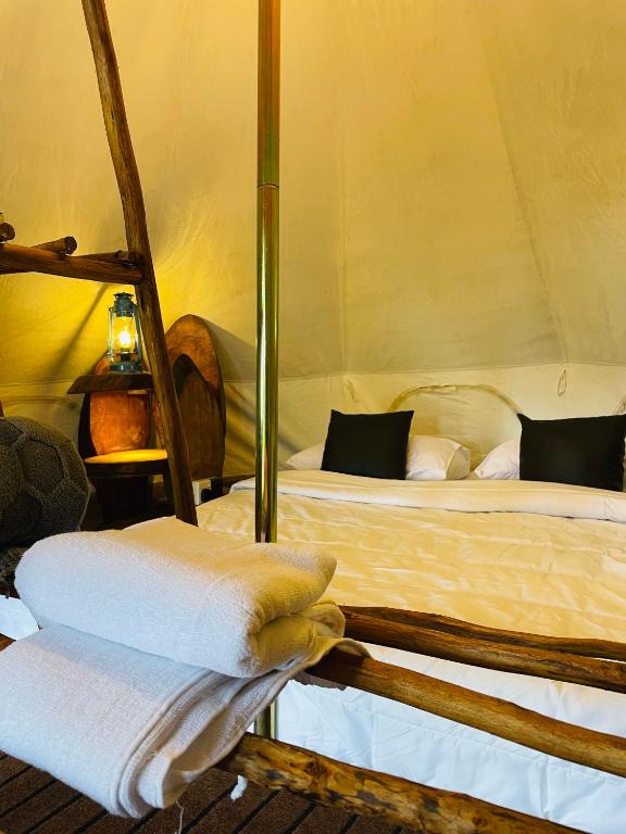 Postel nebo postele na pokoji v ubytování Ella Heaven View Glamping Tent