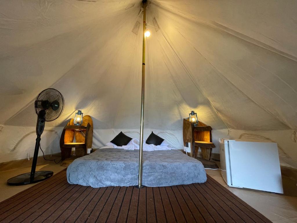 Postel nebo postele na pokoji v ubytování Ella Heaven View Glamping Tent