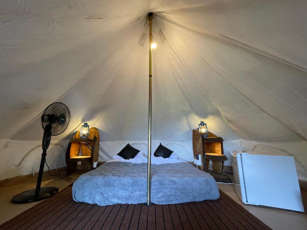 Postel nebo postele na pokoji v ubytování Ella Heaven View Glamping Tent