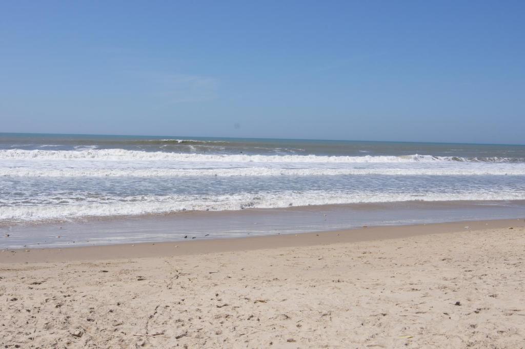 une plage de sable avec l'océan en arrière-plan dans l'établissement Vacances océan, à Vensac