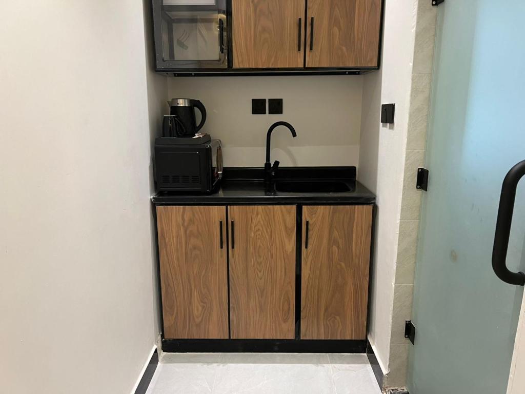 Kuchyň nebo kuchyňský kout v ubytování استديو انيق وهادئ دخول ذكي بالملقا 1001