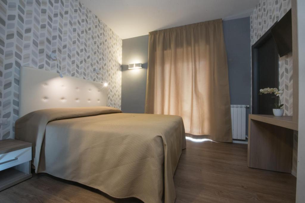 sypialnia z łóżkiem w pokoju z oknem w obiekcie B&B Fantasie Romane w Rzymie