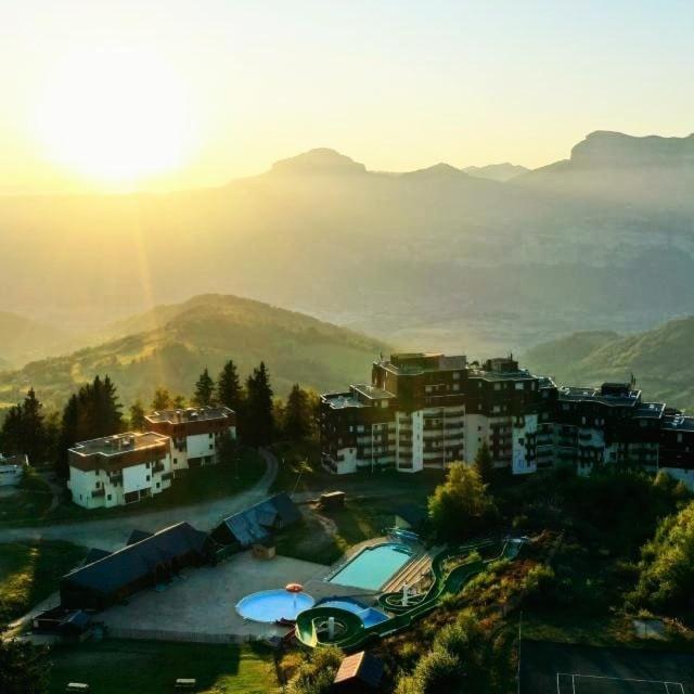 une vue d'une ville avec des montagnes en arrière-plan dans l'établissement Appartement - Prapoutel - Les Adrets - 7 Laux, à Les Adrets