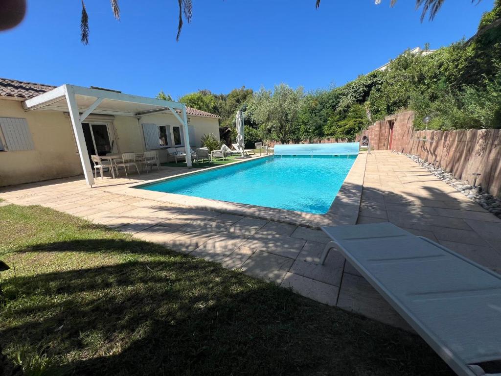 a swimming pool in the backyard of a house at villa Estérel au coeur de Mandelieu in Mandelieu-la-Napoule