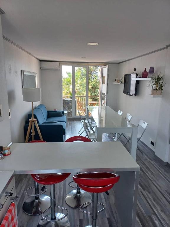 - une cuisine et un salon avec un comptoir et des tabourets dans l'établissement Nice Signature Caucade, à Nice