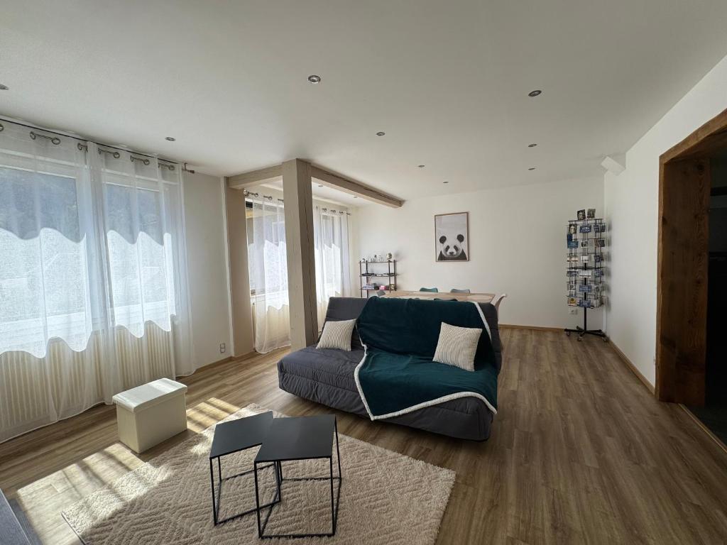 un salon avec un canapé et une table dans l'établissement Appartement dans une cité de caractère, à Mouthier-Haute-Pierre