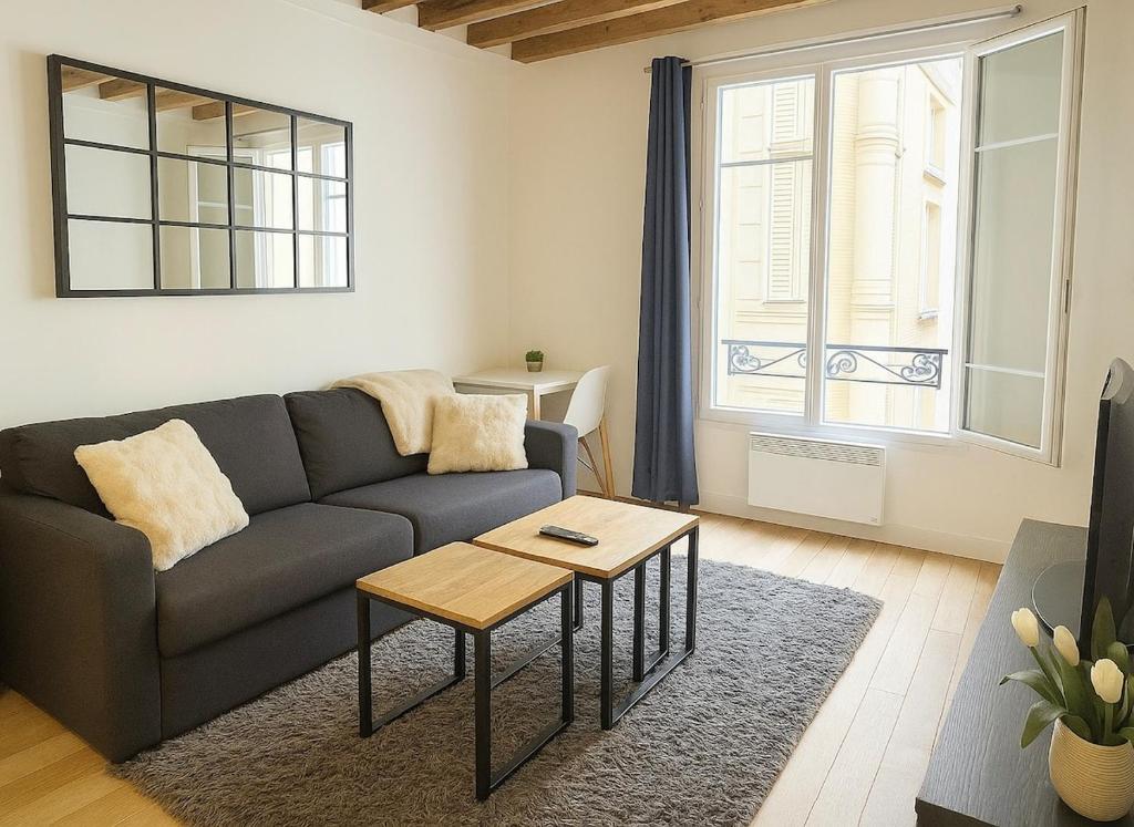 un salon avec un canapé et une table dans l'établissement Havre de paix aux Champs-Elysées, à Paris