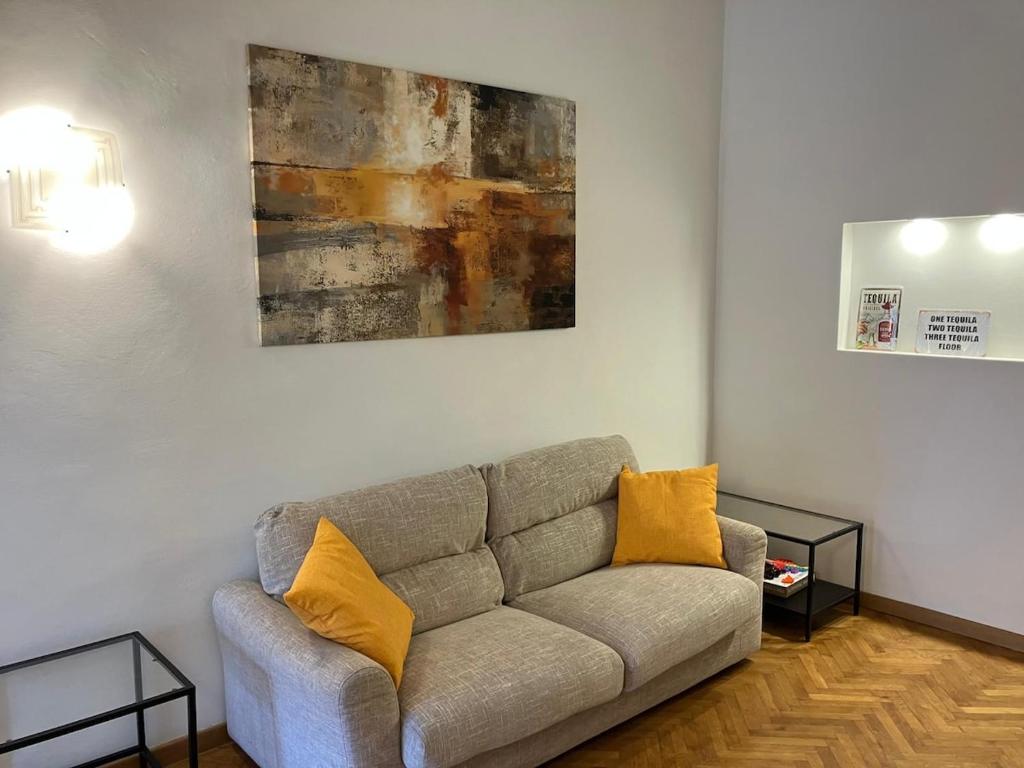 a living room with a couch with two yellow pillows at Casa Tequila in Florence
