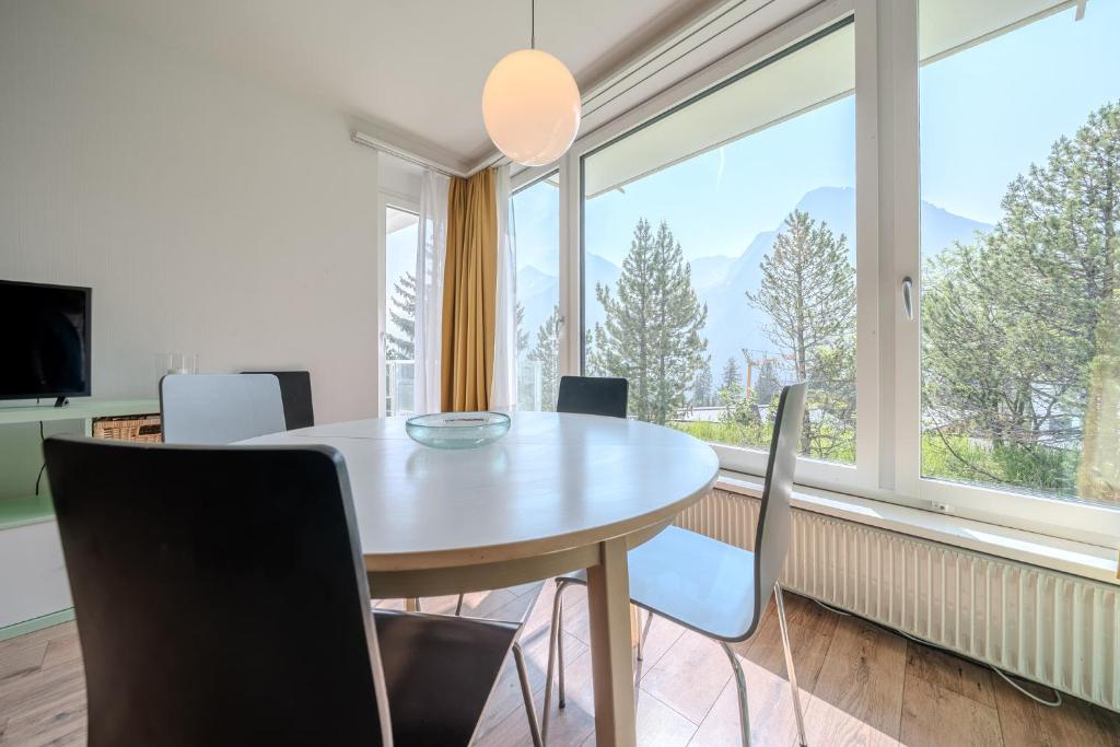 TV a/nebo společenská místnost v ubytování Viktoria A12 by Arosa Vacations, Renoviertes App mit Bergblick im Zentrum