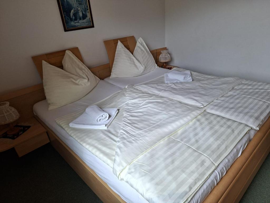 Postel nebo postele na pokoji v ubytování Jugend- und Familiengästehaus Heiligenblut