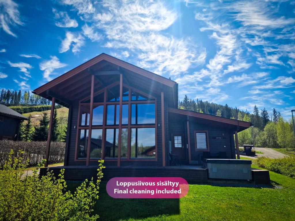 une petite maison avec une grande fenêtre dans un champ dans l'établissement Villa Lumikki 1 - 8 henkilölle, Luoteis-Himos Ski-inout, à Jämsä