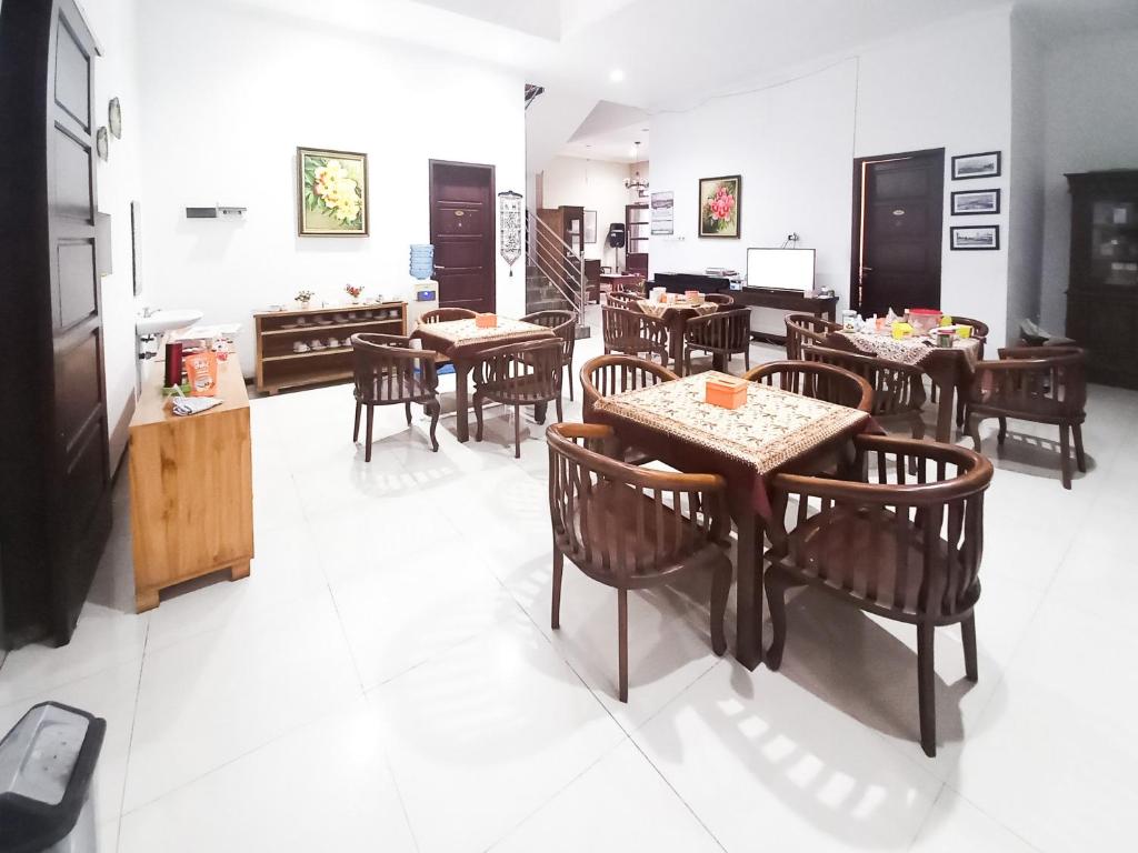 TV a/nebo společenská místnost v ubytování D Maktab Homestay Syariah Mitra RedDoorz near Soekarno Hatta Street Malang