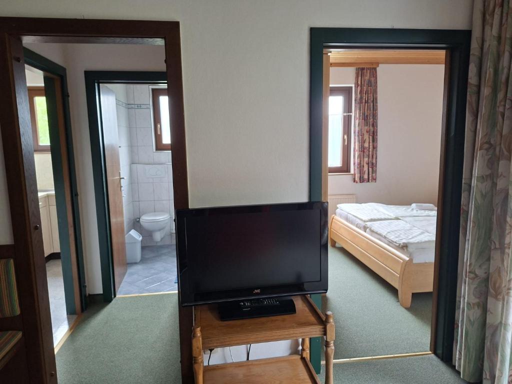 TV a/nebo společenská místnost v ubytování Jugend- und Familiengästehaus Heiligenblut