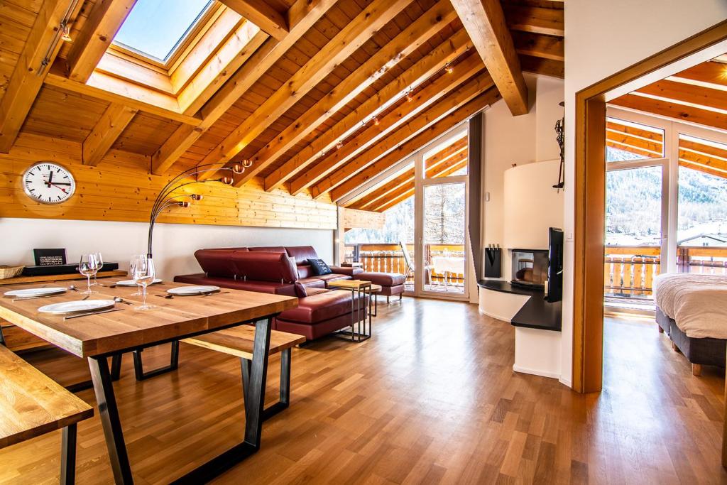 TV a/nebo společenská místnost v ubytování Chateau Penthouse