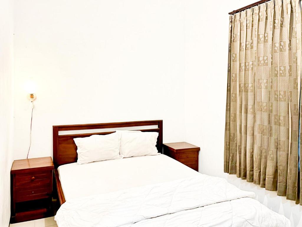Postel nebo postele na pokoji v ubytování D Maktab Homestay Syariah Mitra RedDoorz near Soekarno Hatta Street Malang