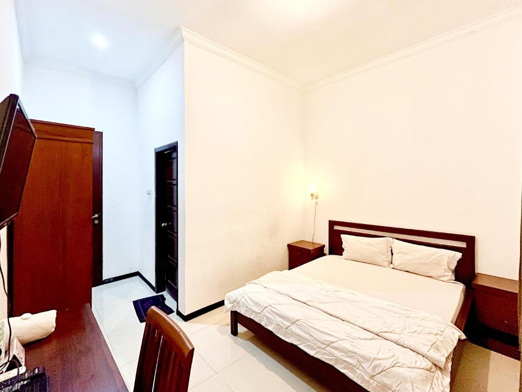 Postel nebo postele na pokoji v ubytování D Maktab Homestay Syariah Mitra RedDoorz near Soekarno Hatta Street Malang