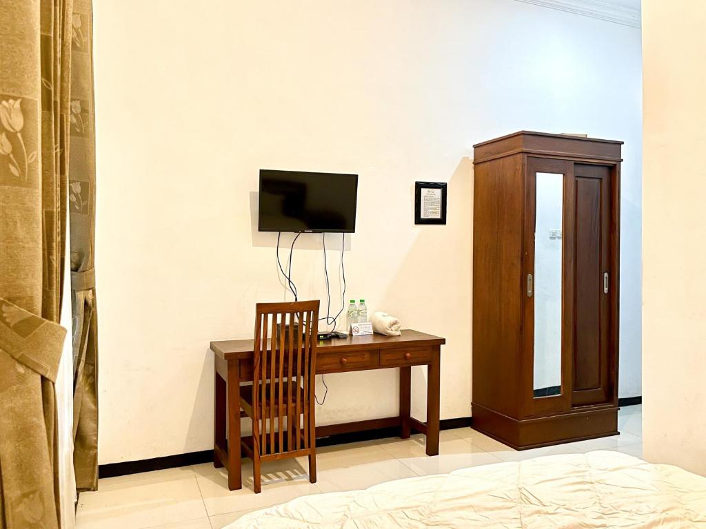 TV a/nebo společenská místnost v ubytování D Maktab Homestay Syariah Mitra RedDoorz near Soekarno Hatta Street Malang