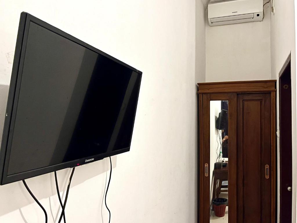 TV a/nebo společenská místnost v ubytování D Maktab Homestay Syariah Mitra RedDoorz near Soekarno Hatta Street Malang
