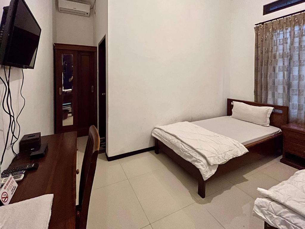 Postel nebo postele na pokoji v ubytování D Maktab Homestay Syariah Mitra RedDoorz near Soekarno Hatta Street Malang