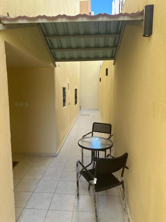 Balkón nebo terasa v ubytování الغمير سويتس