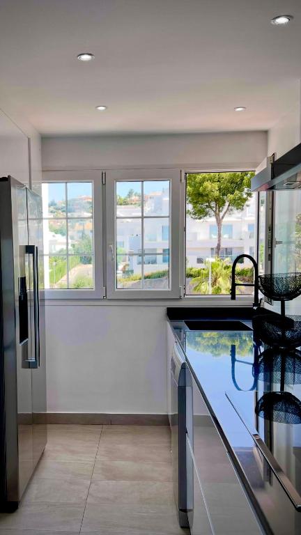 Kuchyňa alebo kuchynka v ubytovaní KEYWISE Beachhouse OceanBlue Duplex de lujo en primera línea con vistas espectaculares , Solárium privado y piscina