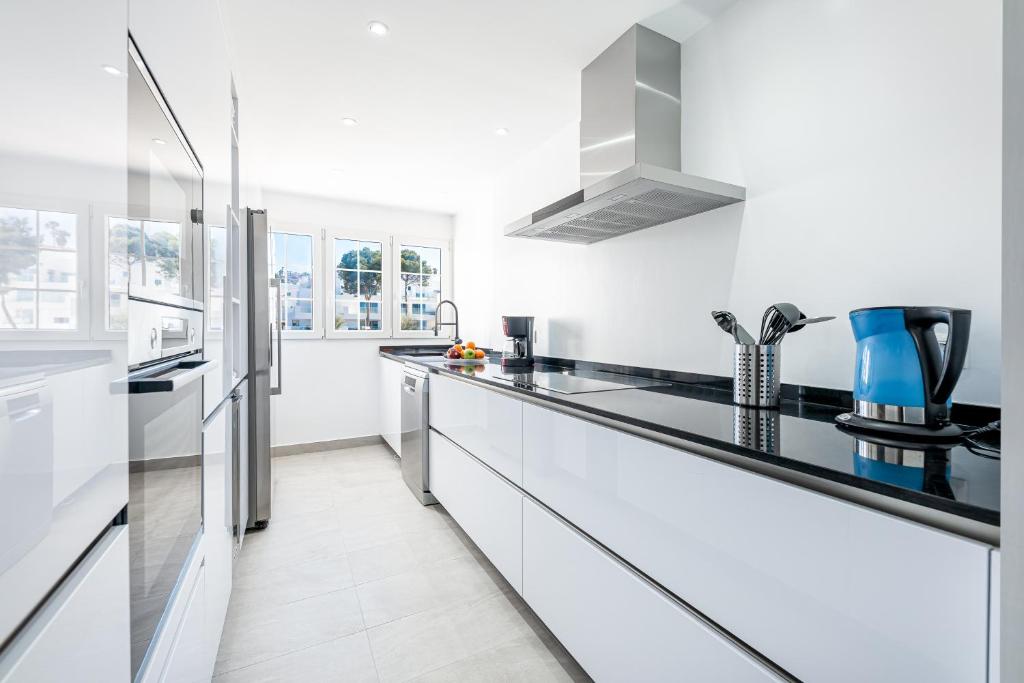 Kuchyňa alebo kuchynka v ubytovaní KEYWISE Beachhouse OceanBlue Duplex de lujo en primera línea con vistas espectaculares , Solárium privado y piscina