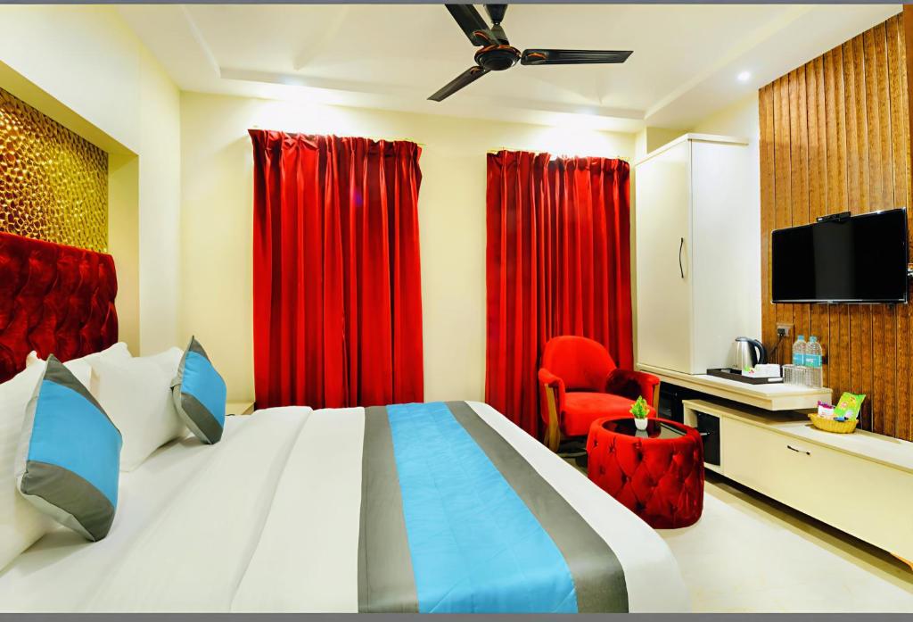 Postel nebo postele na pokoji v ubytování Hotel Delhi fab' Near Rk ashram Metro'5mins distance New Delhi Railway Station'Trinetra Hotels Group