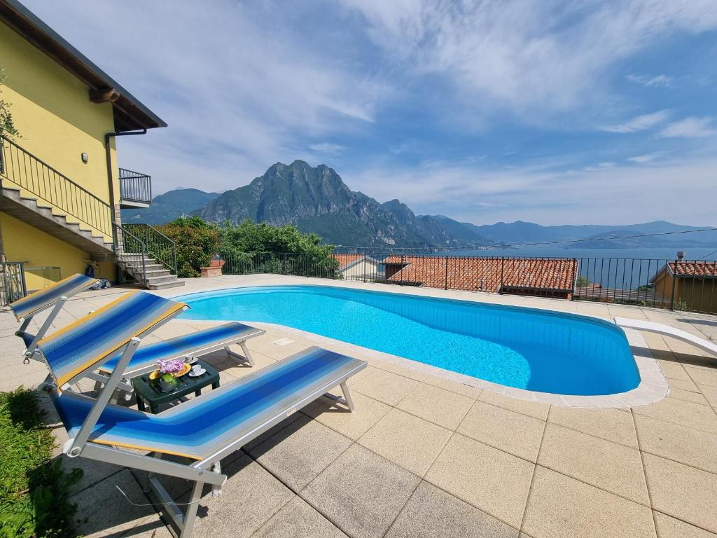 Nespecifikovaný výhled na hory nebo výhled na hory při pohledu z prázdninového domu