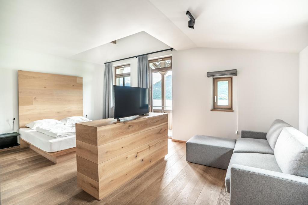 TV a/nebo společenská místnost v ubytování Seehotel Bellevue by keyone