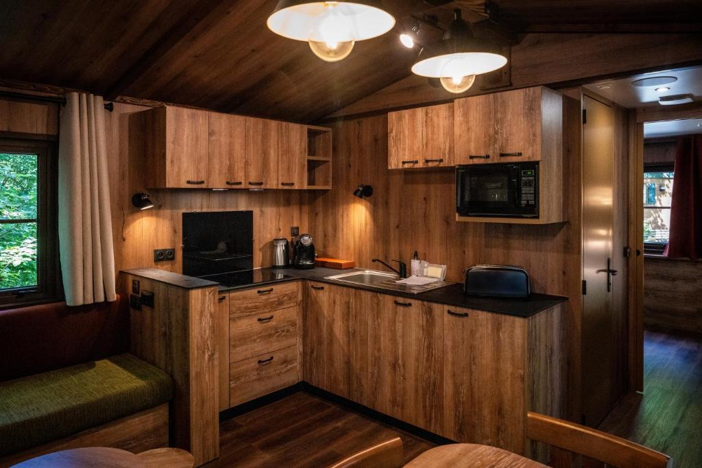 Una cocina o zona de cocina en Disney Davy Crockett Ranch