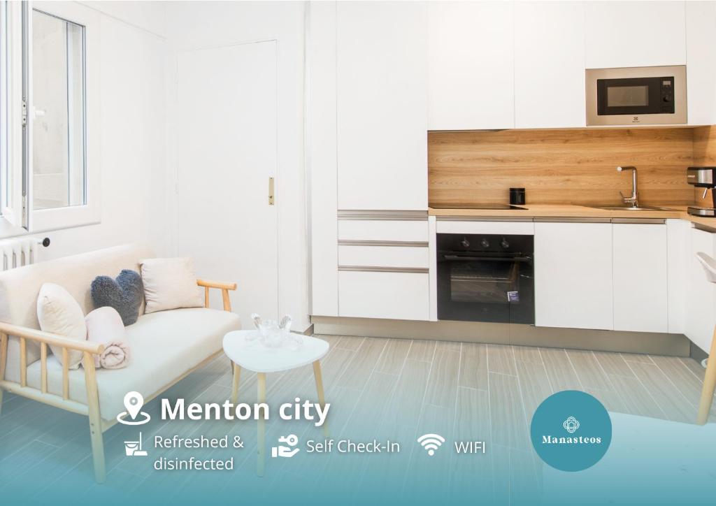 un salon avec un canapé et une table dans l'établissement Joli studio rénové - Front de Mer - DT, à Menton