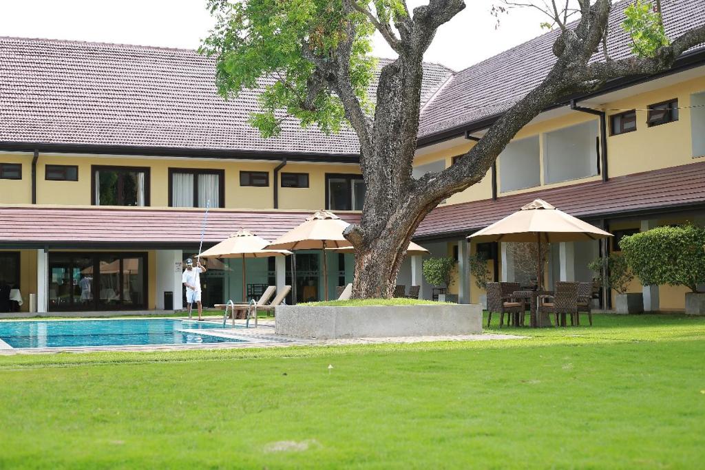 Bazén v ubytování Rajarata Hotel Anuradhapura nebo v jeho okolí