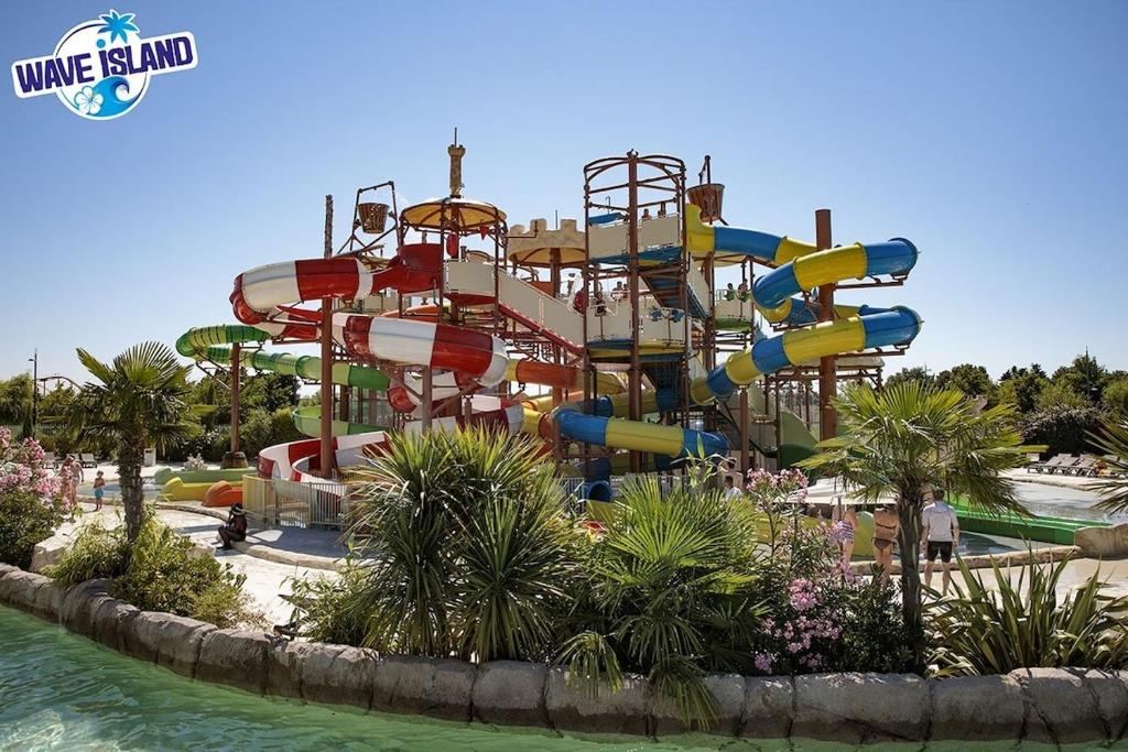 un grand parc aquatique avec un toboggan aquatique dans l'établissement Maison provençale, garden, festival, à Sorgues