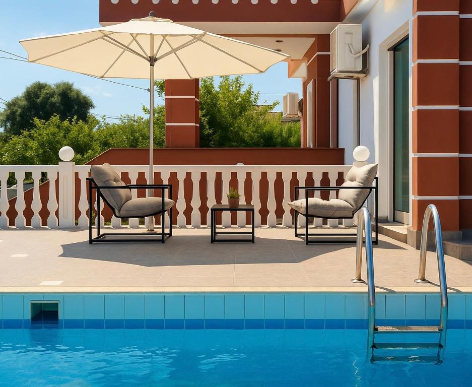 Bazén v ubytování Hotel Alexandros nebo v jeho okolí