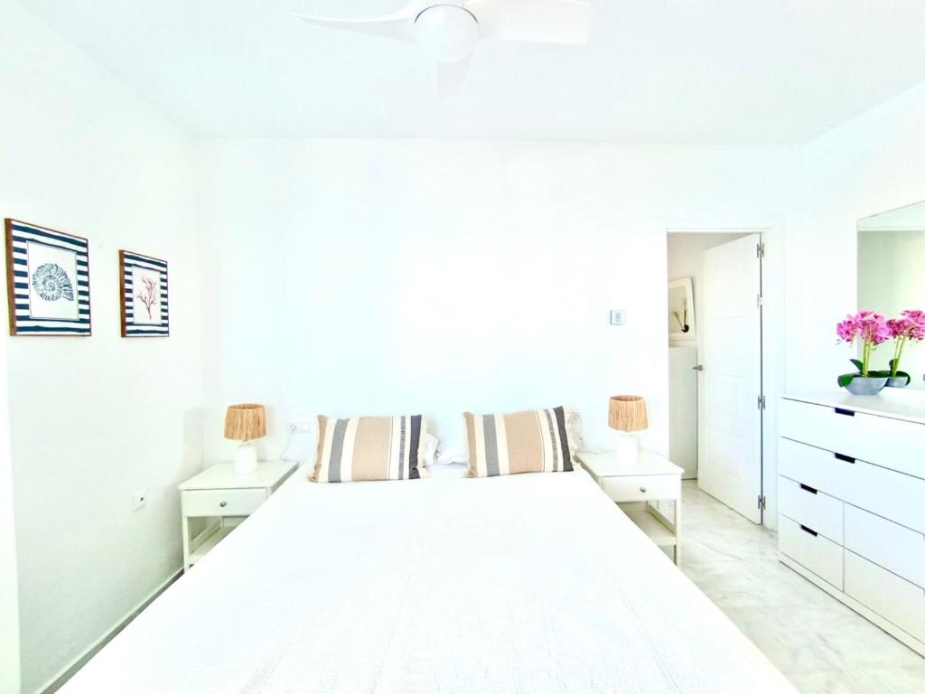 Posteľ alebo postele v izbe v ubytovaní KEYWISE Beachhouse OceanBlue Duplex de lujo en primera línea con vistas espectaculares , Solárium privado y piscina