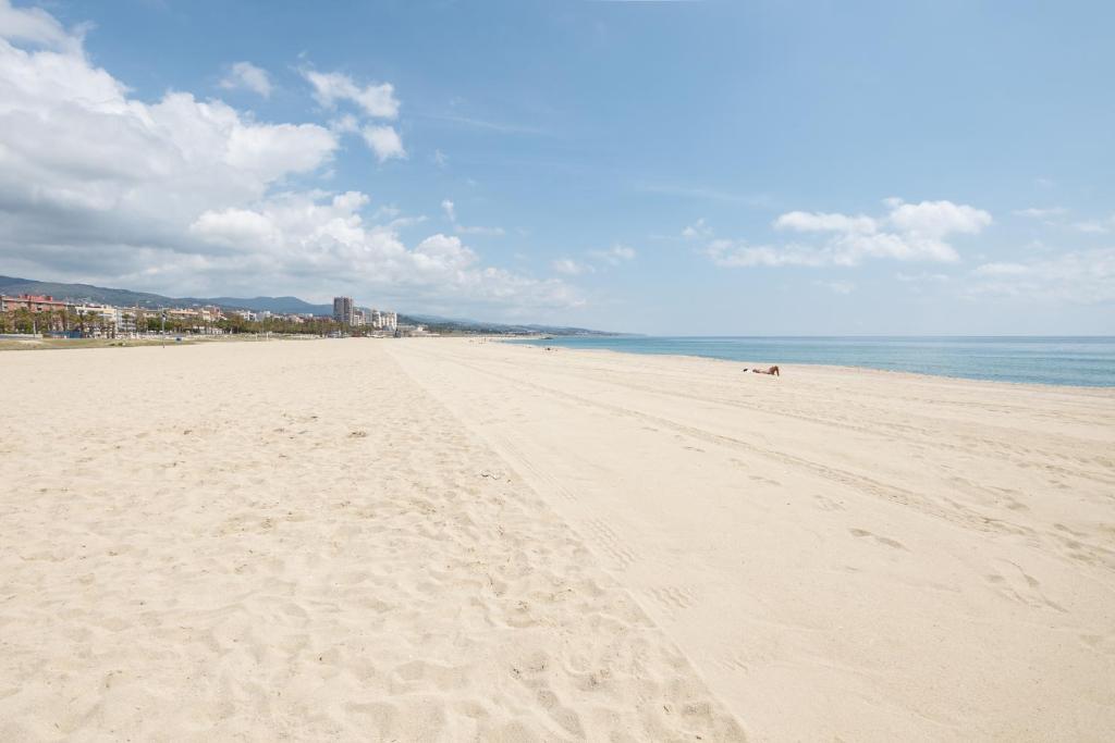 マタローにあるMatarolux 6の砂浜と海の足跡がある海岸