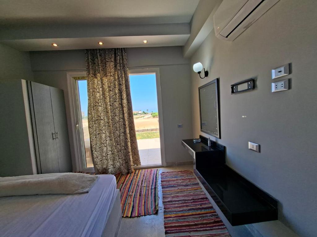 Postel nebo postele na pokoji v ubytování La Perla Resort Ras Sudr