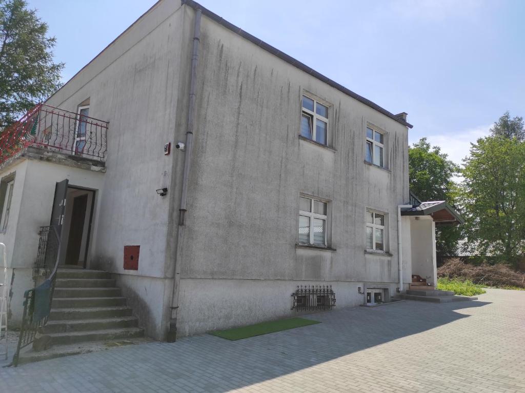 un gran edificio de hormigón con escaleras delante en Herman Pokoje - nr 3, en Hermanowice