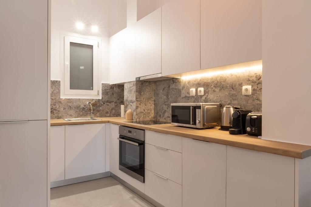 Fresh 2 bdrm Apt in Koukaki